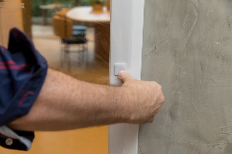 A Door Shield é uma lâmina com fixadores para colocar sobre a esquadria da porta original do ambiente