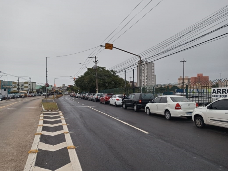 {'nm_midia_inter_thumb1':'https://www.jornaldocomercio.com/_midias/jpg/2021/05/05/206x137/1_filas_drive_trhu_puc_bento-9309559.jpg', 'id_midia_tipo':'2', 'id_tetag_galer':'', 'id_midia':'60928dba67cc0', 'cd_midia':9309559, 'ds_midia_link': 'https://www.jornaldocomercio.com/_midias/jpg/2021/05/05/filas_drive_trhu_puc_bento-9309559.jpg', 'ds_midia': 'Longas filas se formaram na manhã desta quarta-feira em direção do drive-thru da PUC ', 'ds_midia_credi': 'Guarda Municipal de Porto Alegre/Divulgação/JC', 'ds_midia_titlo': 'Longas filas se formaram na manhã desta quarta-feira em direção do drive-thru da PUC ', 'cd_tetag': '1', 'cd_midia_w': '800', 'cd_midia_h': '600', 'align': 'Left'}