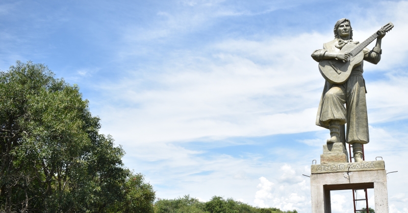  Monumento a Cenair Maicá foi instalado em São Miguel das Missões em fevereiro e aguarda condições favoráveis para evento de inauguração