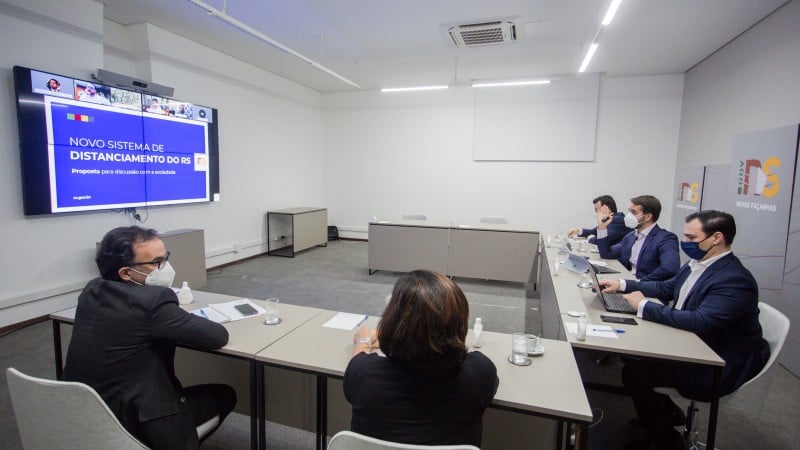 Eduardo Leite (c) e secretários apresentaram esboço do novo sistema a prefeitos e deputados