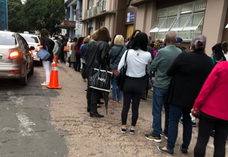 Desde o ínicio da manhã, filas se formaram nas unidades de saúde e no entorno do drive-thru da PUC