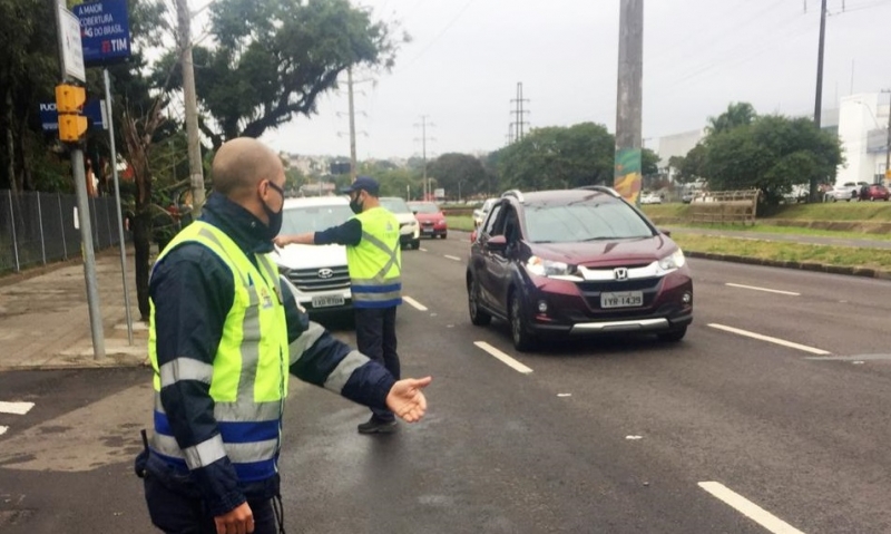 {'nm_midia_inter_thumb1':'https://www.jornaldocomercio.com/_midias/jpg/2021/05/05/206x137/1_vacina_fila_eptc-9309607.jpg', 'id_midia_tipo':'2', 'id_tetag_galer':'', 'id_midia':'60929b5233d91', 'cd_midia':9309607, 'ds_midia_link': 'https://www.jornaldocomercio.com/_midias/jpg/2021/05/05/vacina_fila_eptc-9309607.jpg', 'ds_midia': 'EPTC monitora trânsito nas imediações da PUC em função da vacinação contra a covid', 'ds_midia_credi': 'EPTC/Divulgação/JC', 'ds_midia_titlo': 'EPTC monitora trânsito nas imediações da PUC em função da vacinação contra a covid', 'cd_tetag': '1', 'cd_midia_w': '800', 'cd_midia_h': '479', 'align': 'Left'}