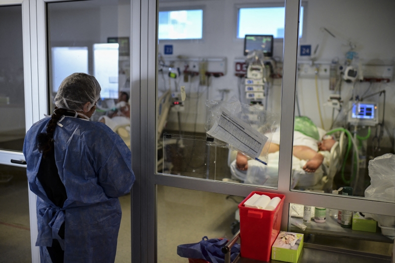 O número de novas infecções notificadas foi de 9.250, enquanto a média de novos testes positivos na última semana é de 10.050