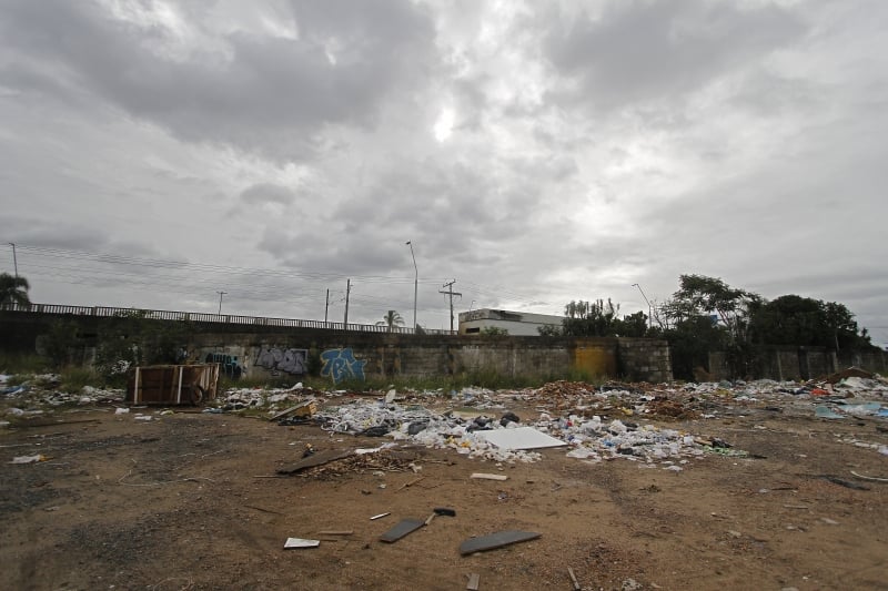 {'nm_midia_inter_thumb1':'https://www.jornaldocomercio.com/_midias/jpg/2021/05/06/206x137/1_ma_060621___descarte_lixo__1_-9310809.jpg', 'id_midia_tipo':'2', 'id_tetag_galer':'', 'id_midia':'609437b1e6b6e', 'cd_midia':9310809, 'ds_midia_link': 'https://www.jornaldocomercio.com/_midias/jpg/2021/05/06/ma_060621___descarte_lixo__1_-9310809.jpg', 'ds_midia': 'Pontos de descarte irregular de lixo na avenida Volunt&aacute;rios da P&aacute;tria ', 'ds_midia_credi': 'MARIANA ALVES/JC', 'ds_midia_titlo': 'Pontos de descarte irregular de lixo na avenida Volunt&aacute;rios da P&aacute;tria ', 'cd_tetag': '1', 'cd_midia_w': '800', 'cd_midia_h': '533', 'align': 'Left'}