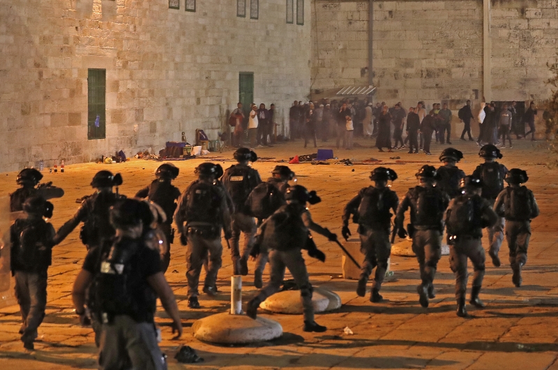 Após a oração na mesquita de Al-Aqsa, houve protesto contra a expulsão de palestinos que vivem em terras disputadas com colonos judeus