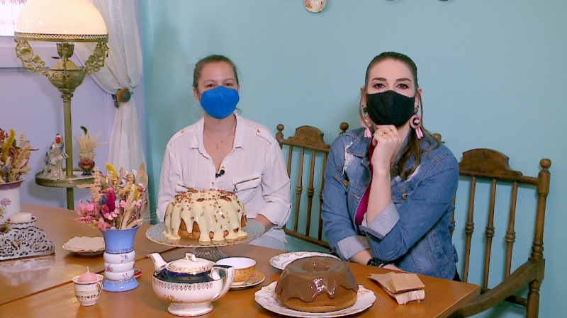 Brunna Colossi experimenta os bolos da vovó em uma cafeteria repleta de antiguidades