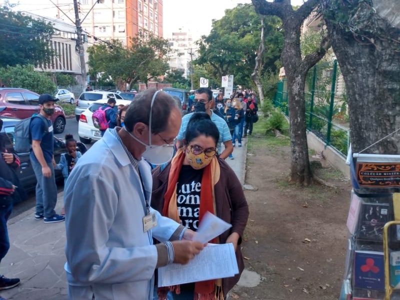 No posto Modelo, longa fila de espera se estendeu por mais de uma quadra durante toda a sexta-feira