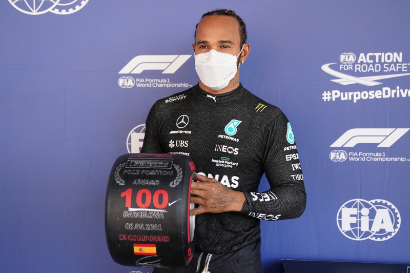 Hamilton ostenta troféu pela marca que o consagra como o primeiro piloto a alcançar o feito