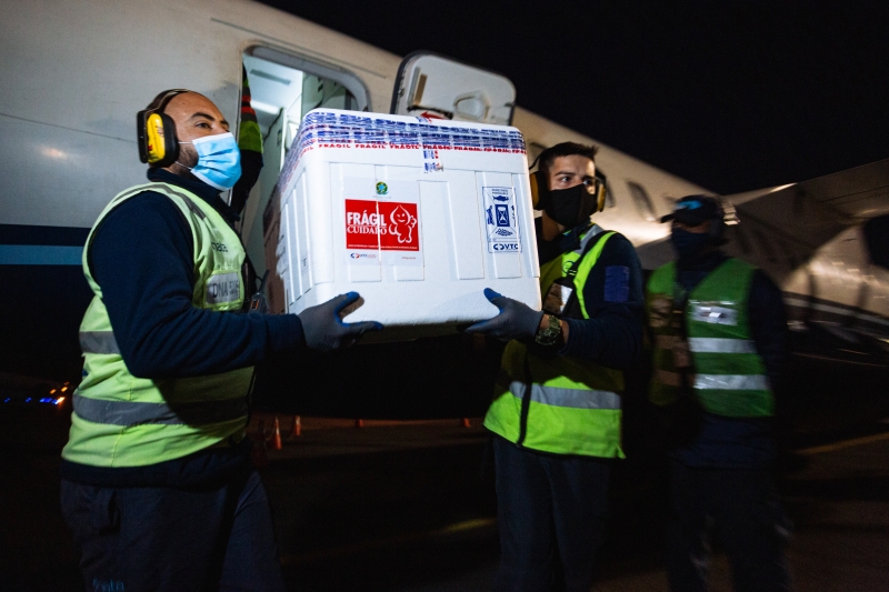 Desembarque das 63 mil doses ocorreu no início da manhã deste sábado  em Porto Alegre