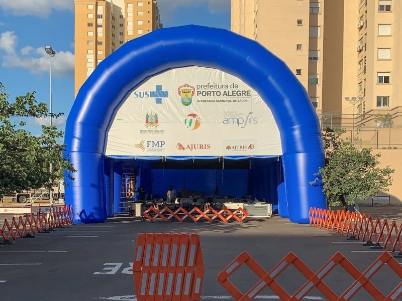 Tenda para imunização contra Covid-19 foi montada no pátio do Shopping Bourbon Country