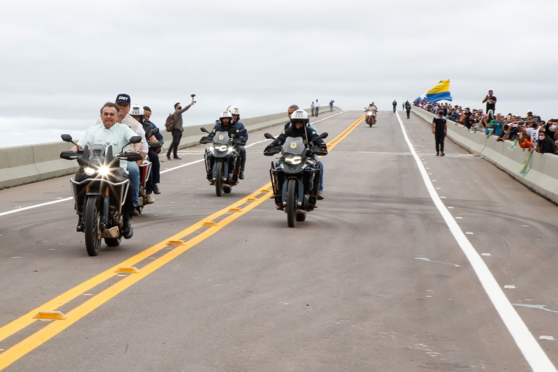 Na sexta-feira, Bolsonaro fez passeio de moto depois de inaugurar pela ponte em Rondônia