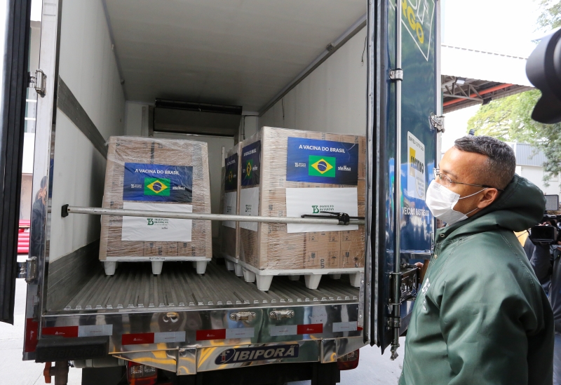 Carga de 2 milhões de doses foi embarcada para envio ao Ministério da Saúde e depois aos estados