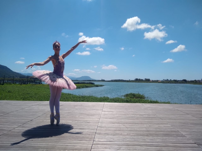 {'nm_midia_inter_thumb1':'https://www.jornaldocomercio.com/_midias/jpg/2021/05/10/206x137/1_litoral_2-9313609.jpg', 'id_midia_tipo':'2', 'id_tetag_galer':'', 'id_midia':'6099d4f63564d', 'cd_midia':9313609, 'ds_midia_link': 'https://www.jornaldocomercio.com/_midias/jpg/2021/05/10/litoral_2-9313609.jpg', 'ds_midia': 'A regi&atilde;o conta com mais de 70 coletivos, dos mais diversos segmentos de dan&ccedil;a', 'ds_midia_credi': 'MARCELO CABRERA/DIVULGA&Ccedil;&Atilde;O/JC', 'ds_midia_titlo': 'A regi&atilde;o conta com mais de 70 coletivos, dos mais diversos segmentos de dan&ccedil;a', 'cd_tetag': '1', 'cd_midia_w': '800', 'cd_midia_h': '600', 'align': 'Left'}