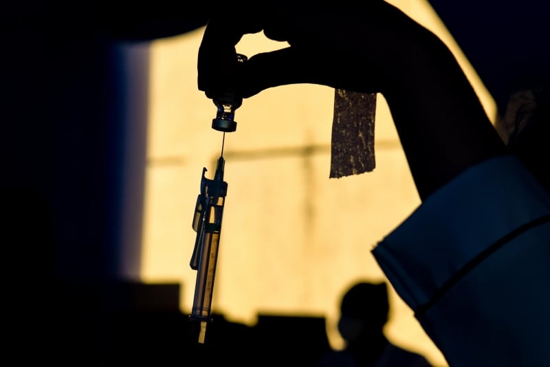 Orientação foi passada aos postos de saúde para que não ministrem as doses nas grávidas