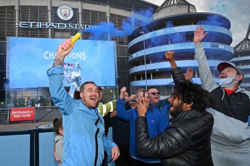 Torcedores do City comemoraram título inglês em frente ao Etihad Stadium
