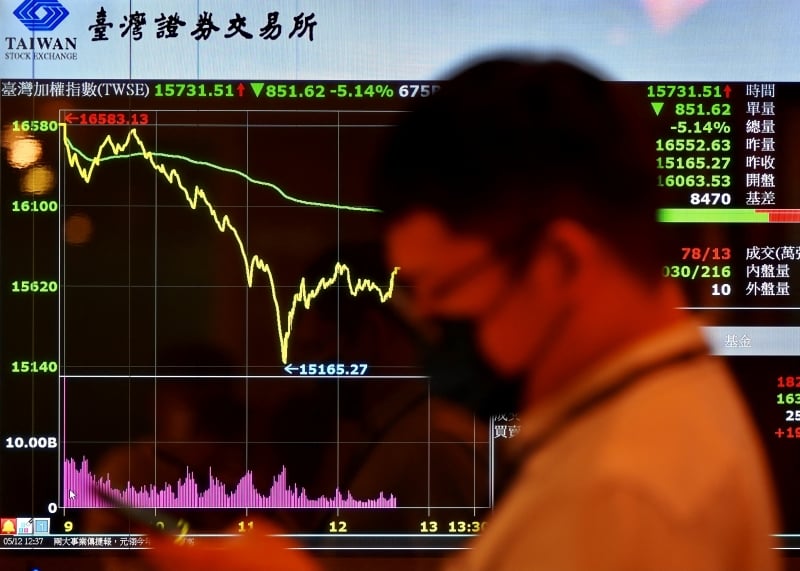 O Hang Seng, referência na bolsa do território semiautônomo chinês, fechou com baixa de 1,76%