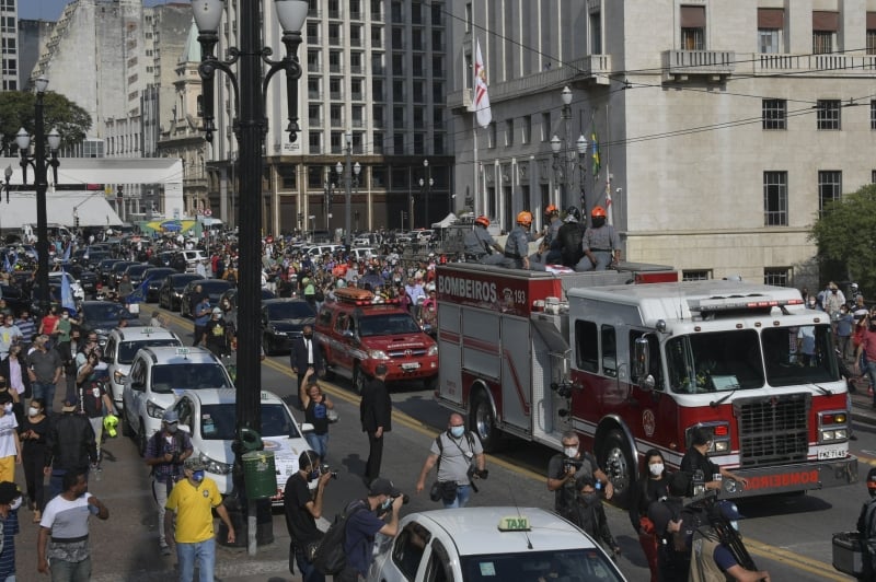Carros e simpatizantes acompanharam a passagem com o corpo de Covas pelas vias da cidade