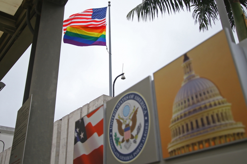 Bandeira foi hasteada ao lado do pavilhão oficial dos EUA e voltará a tremular em junho no local