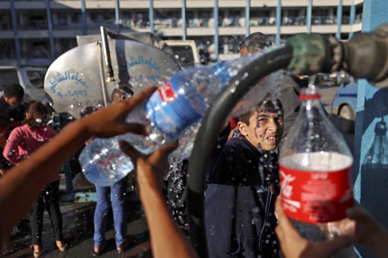 Com o conflito, palestinos sofrem com a falta de água e de alimentos