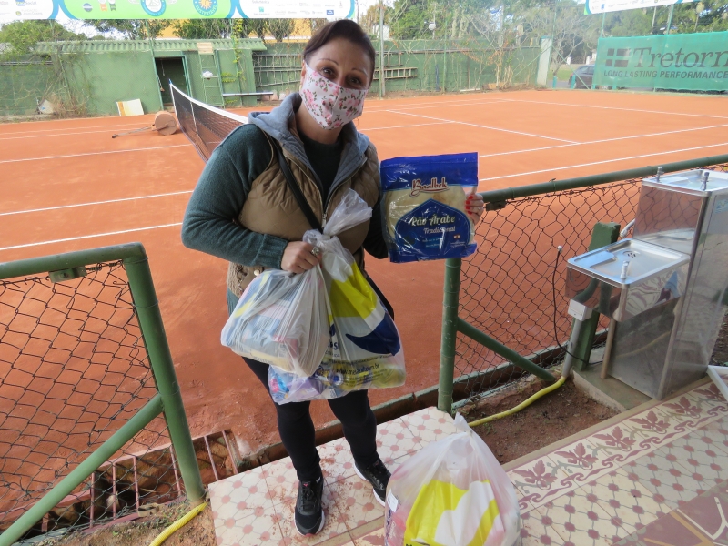 Kits de higiene, cestas básicas, cartão de alimentação, pães e roupas são distribuídos na sede do projeto
