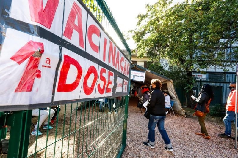 Aplicação da 1ª dose ocorre em 33 unidades de saúde, farmácias credenciadas, tenda e drive-thru 