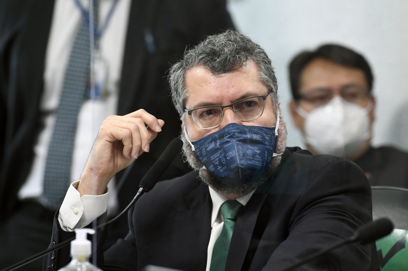 Ex-chanceler afirmou que o pedido partiu da Sa�de, mas que houve participa��o de Bolsonaro