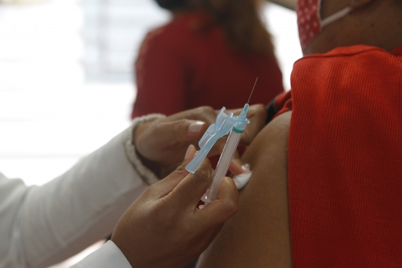 Aplicações ocorrem em unidades de saúde e farmácias conveniadas; não haverá drive-thru