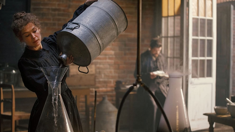 Rosamund Pike como física polonesa no filme 'Radioatividade', da Netflix