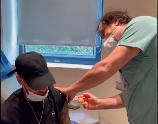 Neymar recebe vacina da Covid-19 na França