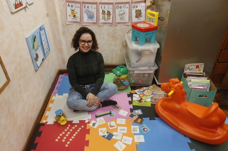 A jornalista Carla Santos começou a dar aulas particulares para alfabetização aos pequenos que passaram tanto tempo longe das escolas  Foto: João Mattos/ Divulgação/ JC