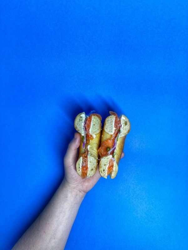 Sandu&iacute;che de pastrami e baggle de salm&atilde;o defumado s&atilde;o as apostas do Moishe's Deli Foto: MOISHESDELI/ DIVULGA&Ccedil;&Atilde;O/JC