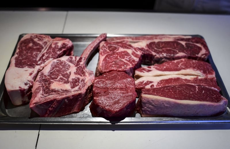 Em outubro, os preços das carnes tiveram baixa de 0,31%, conforme a pesquisa do IBGE divulgada nesta terça-feira (26)