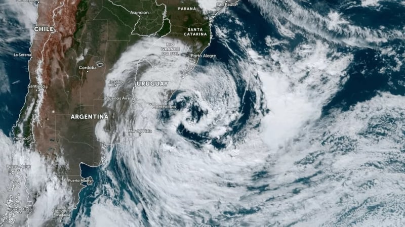 Além dos fortes ventos, o ciclone deixa o mar agitado ao longo de todo o litoral