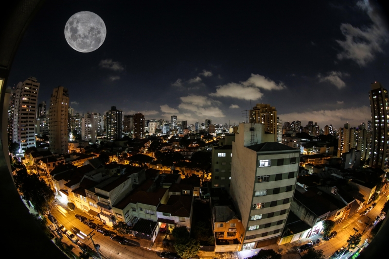 A superlua ocorre quando a fase da Lua cheia coincide com o perigeu 