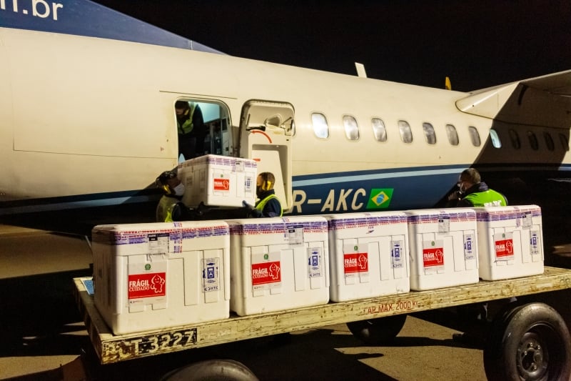 A primeira remessa, com 353.2020 doses da AstraZeneca, chegou ao Estado na manhã de quarta-feira (26)