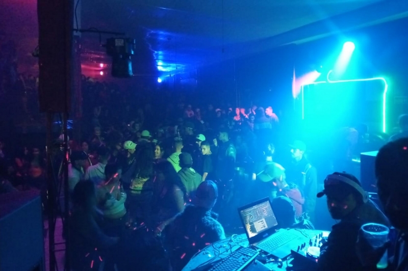 Cerca de 400 pessoas estavam reunidas em um bar na rua Dona Alzira, no bairro Sarandi