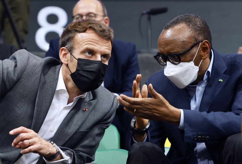 Presidente francês Emmanuel Macron (e), ao lado do presidente de Ruanda, Paul Kagame (d)