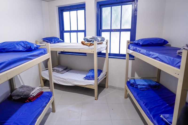 Os serviços de albergagem 12h é de acolhimento noturno, com funcionamento das 19h às 7h