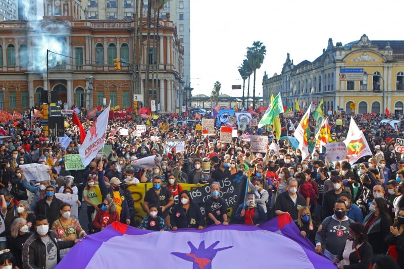  Dezenas de milhares de pessoas foram às ruas em mais de 200 cidades do Brasil e do interior