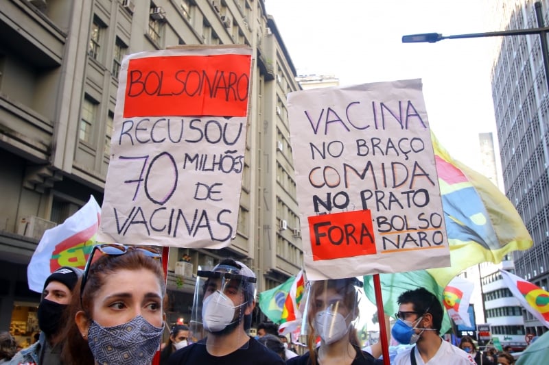 Cartazes marcam crítica à gestão da pandemia no governo Bolsanaro