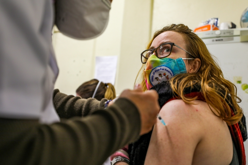 Início da vacinação dos professores ocorreu nesta terça-feira na Capital