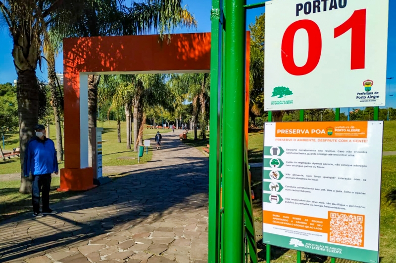 Placas nas praças de Porto Alegre orientam sobre preservação ambiental e boa convivência