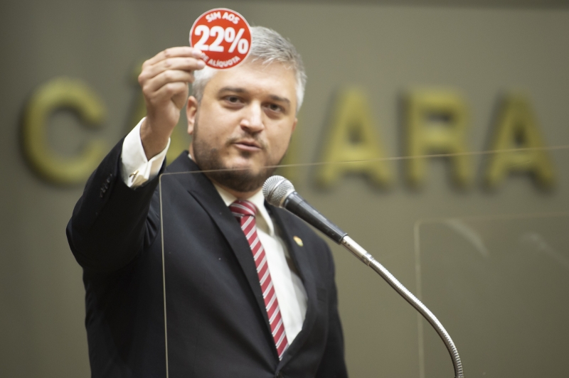 Ramiro distribuiu adesivos 'sim aos 22% de alíquota', afirmando que era o adesivo da esquerda