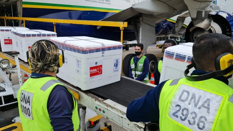 Remessa da AstraZeneca desembarcou nesta tarde, e será distribuído na sexta