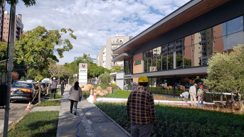 Prédio está pronto e trabalhadores estão fazendo os arremates e limpeza