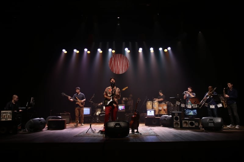 Show 'Contando histórias' tem 13 canções de MPB e crítica social