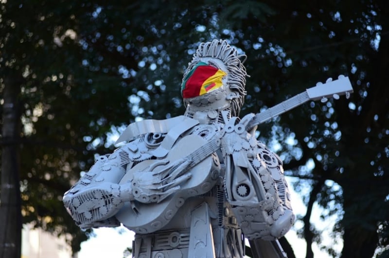 Ponto turístico da cidade foi usado para alertar sobre o uso do equipamento de proteção