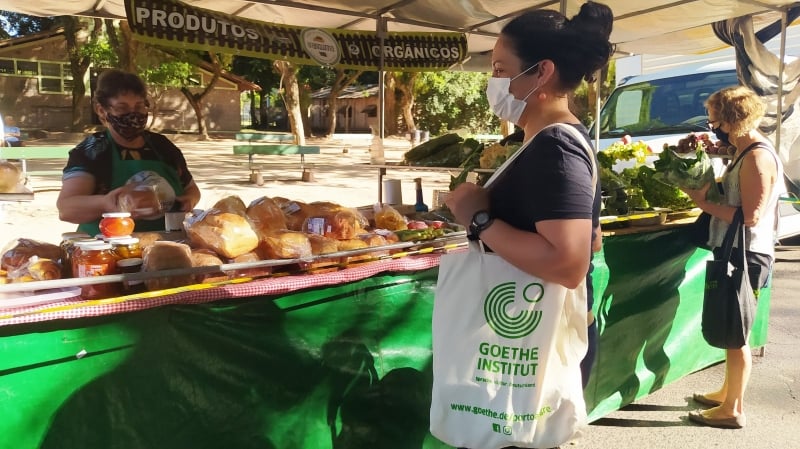Em parceria com o Goethe-Institut, sacolas retornáveis serão distribuídas aos clientes das feiras