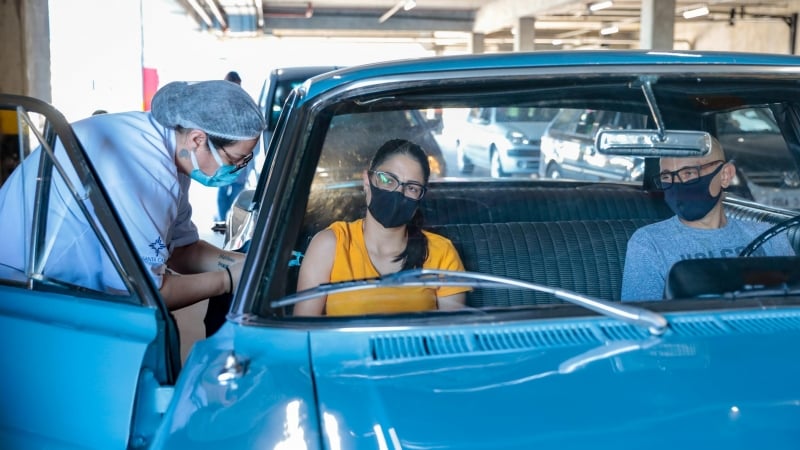 Dois drive-thrus, como o do BIG Sertório, e três postos aplicaram 3,4 mil doses neste sábado  