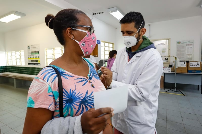 Serão ministradas doses do imunizante da Oxford/AstraZeneca à nova faixa atingida em Porto Alegre